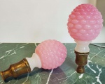 Opalina - Par de pinhas em opalina Francesa na tonalidade rosa com pescoço branco, pescoço alongado em bronze. Medidas: Alt. 18 x Diâm. 09 cm