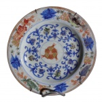 Prato chinês de porcelana "Wucai" com decoração de carpas do período Kangxi da Disnatia Qing (1622 - 1722)  (Prato apresenta trincado na porcelana) Medidas: Diâm. 22 cm