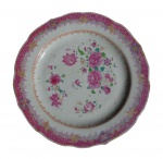 Prato chinês de porcelana família rosa, Disnatia Qing (1644 - 1911) Reinado do Imperador Qianlong (1736 - 1795) Decorado com flores. Medidas: Diâm. 23 cm (Prato apresenta trincado)