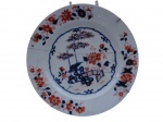 CIA DAS ÍNDIAS - Prato de porcelana companhia das índias, padrão "CHINESE ÍMARI"  Séc. XVIII Medidas: Diâm. 22.5 cm  (Prato apresenta trincado na porcelana)