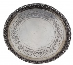 Antiga salva de prata Brasileira, contrastada 833 ml, forma redonda com gradeado. Medidas: Alt. 02.5 x D. 15 cm Pesando 193 gramas