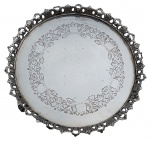 Antiga salva de prata Brasileira, contrastada 800 ml;  Fundo decorado com ramos de flores. Galeria vazada com perolado, folhas e voluntas. Pés de garras. Pesando 396 Gramas.  Medidas: Diâm. 20 cm