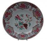 CIA DAS ÍNDIAS - Prato fundo em porcelana,  Companhia das Índias família rosa. Séc. XVIII / XIX (Prato apresenta restauro) Medidas:  Diâm. 23 cm