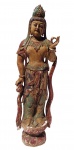 Figura de Guanyin em madeira policromada, é uma das primeiras obras do, "Mestre Lin" a figura está esculpida em posição de pé, ela saiu das Grutas de Mogão em Dunhuang, China; Sec. XIX  vestindo uma túnica ampla e fluida que cai em dobras graciosas, aberta no peito para revelar um colar de flores; a mão direita segura a túnica* e a esquerda segura um birro; o cabelo está preso em um coque alto atrás de uma tiara com motivos de folhagem, tendo ao centro uma pequena figura de Amitabha, sobre uma base em forma de lótus. Medidas:  Alt. 100 x 42 cm