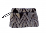 SHEIN - Bolsa em pele animal, alça e arremate do fecho em couro, forro em seda, 25 x 32 cm, ótimo estado de conservação, Na embalagem original da Shein. Medidas:  23 x 32 cm