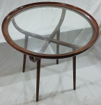 Móvel Design no Estilo Contemporâneo -  GIUSEPPE SCAPINELLI - Elegante mesa de apoio, montada em jacarandá com tampo em vidro, apoiada sobre quatro pés. Medidas: Alt.  65 x 72,5 cm.