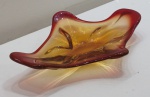 MURANO - Belíssimo e grande centro de mesa no estilo Art Decor, feito em grosso e pesado vidro de Murano, decorado nos tons rubi e âmbar. Medidas: Alt.  11 x 56 x 37 cm.