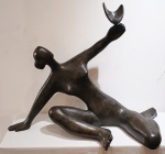 Belíssima escultura em bronze, representando figura feminina com pomba. assinada "Ebling" (Escultura não possui certificado de autenticidade) Medidas: Alt. 67 x 87 x 36 cm.