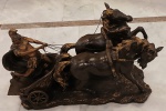 Belíssima - Escultura em Peti-bronze representando, "BIGA COM GUERREIRO ESPARTANO" Puxada por 2 Cavalos, escultura com belo movimento. Medidas: Alt. 40 x 65  30 cm.