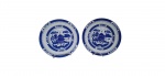 Par de pratos em porcelana chinesa, azul e branco, decorado com pagodes e paisagem. Med. D. 20 cm.