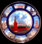 Arte Contemporânea.                                                                                                                                              Prato de parede em porcelana Rússia.                                                                       Decoração em reservas de castelos.                                                                                     Med. Diâm. 20.5 cm.