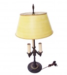 Abajur de cabeceira com estrutura em bronze, tipo candelabro com 03 braços, acompanha cúpula, altura com regulagem. Medidas: Alt. máxima 70 x 34 cm a base D. 17 cm