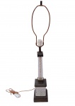 Abajur de mesa, corpo e base em vidro lapidados no padrão geométrico, com partes em metal, áster para colocar a cúpula em metal. Medidas: Alt. 86 x 13 cm (Parte do corpo, umas das quinas quebrada onde colada etiqueta)