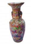 Vaso em porcelana chinesa séc. XIX decorado no estilo "Mandarim" ricamente ornamentado com personagens orientais, pássaros, borboletas e flores. Alças em alto relevo com representação de marrecos, corpo abaulado. Medidas: Alt. 65 x 27 cm (Vaso está restaurado)