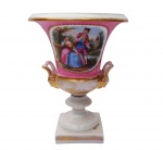 Ânfora em porcelana, decorada com sena galante. Medidas: Alt. 22 x 16 cm  (Ânfora restaurada)