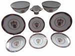 Conjunto em porcelana brasonados contendo: 02 Bowls, 01 Molheira, 02 Pratos rasos e 04 Pratos sobremesa. (02 Bowls e a molheira está com fio de cabelos os 02 pratos rasos e 03 sobremesa quebrado na borda só 01 sobre mesa perfeito) Medidas: Bowls Alt. 10.5 x D. 25 cm Molheira alt. 08 x 27 x 18 cm Prato raso D. 25 cm sobremesa D. 20 cm