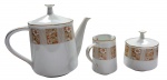 Conjunto em porcelana "Noritake", contendo: 01 Bule de chá, 01 Leitera, 01 Açucareiro. Medidas: Bule Alt. 18 x 23 x 12 cm  Leitera Alt. 10 x 10 x 07 cm  Açucareiro Alt. 10 x 09 cm