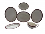 Conjunto em faiança esmaltada England Alfred Meakin. Contendo: 02 Saladeiras, 03 Travessas, 01 Molheira. Medidas: Saladeira redonda Alt. 07 x D. 24 cm Oval Alt. 06 x 25 x 20 cm Travessa maior 29 x 27 cm Molheira Alt. 07 x 16 x 12 cm