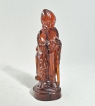 Antiga escultura chinesa em bloco de Âmbar fundido, prensado e misturado com aditivos, representando imortal Shou Lao, o Deus da Longevidade. No estado. Med 17 cm.