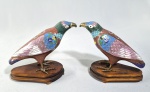 Par de antigas esculturas chinesas de pássaros em cloisonné com detalhes dourados e sobre base em madeira. China, circa de 1900. Med. 17 x 13 cm
