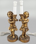 Par de antigas luminárias italianas no formato de Puttis (crianças) no estilo 'Barroco' europeu, Séc.XIX/XX, esculpidas a mão em madeira e douradas com folha de ouro. Parte elétrica funcionando. Medidas: 52 cm.
