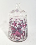 KURT HAMMER - Anos 70 - Rara caixa/bombonnière alemã da Bohemia, design de Kurt Hammer, feita em vidro soprado, decorado com figuras de dama e cavaleiro, animais e flores da cultura 'folk' tradicional. Med. 20 x 10 cm. Tampa com desgaste. VER ---- https://www.etsy.com/pt/listing/1671602768/caixa-com-tampa-kurt-hammer-boheme?lang_mismatch=1 ---- https://www.etsy.com/pt/listing/4414650279/pote-de-vidro-artesanal-vintage-kurt?lang_mismatch=1