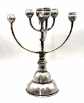 Antigo Hannukáh para 7 velas em metal revestido em prata (silverplate) com hastes giratórias. Bobeche central removível. Med. 28 x 22 cm.
