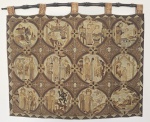 Antiga tapeçaria em tecido Jacquard com CENAS DA VIDA DE SÃO MARTINHO, contendo 12 reservas ilustrando cenas da trajetória da vida do santo, excecutada a partir da tapeçaria original ANTEPENDIUM (frontal de altar) realizada em Grenjadarstad, norte da Islândia, por volta do ano de1300 e adquirida pelo Museu do Louvre entre 1836 e 1853, e que permanece em exposição na Ala Richelieu. Med. 160 x 135 cm. Circa de 1900. Acompanha suporte em madeira torneada (leve vergado) --- VER LINKS DE REFERÊNCIA --- https://julie-pr.blog/en/2025/03/30/medieval-embroidery-louvre/ --- https://collections.louvre.fr/en/ark:/53355/cl010096504  ------  https://icom.is/hatidarkvedja-fra-islandsdeild-icom-2/