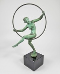 MARCEL BOURAINE (1886-1948) - Conhecido como BRIAND - Famosa escultura "Hoop Dance", anos 30, retratando dançarina com aro em metal com pátina verde. Assinada. Base de mármore preto. Med. 30 x 15 x 15 cm. ---- VER COTAÇÕES ---  https://www.deconamic.com/item/art-deco-style-sculpture-hoop-dancer-briand-for-max-le-verrier/?srsltid=AfmBOorY4ymZbi1VWf1JpzVek55xLUBkjQRe9yqHlbwB1JsGmOvdCZ61 -----hoop dancer---- https://www.antikeo.com/en/catalog/sculptures/sculptures-other-materials/briand-dancer-with-hoop-art-deco-sculpture-20th-century-132522?srsltid=AfmBOooaxVhl_PN8vAo4CgVUNE9toIlA8qniJehZgEJ0OHQURz7eZVl4 --- https://www.proantic.com/en/1376051-briand-20th-century-atelier-le-verrier-art-deco-sculpture-in-patinated-metal-circa-1930.html  --- https://www.lyon-encheres.fr/fr/lot-3739-620132-71_briand_danseuse_au_cerceau_sujet_comp