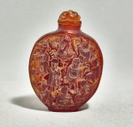 CHINA, DINASTIA QING, SÉC.XIX - Raro e antigo snuff bottle em bloco único de Âmbar natural do Báltico (Teste UV - OK), esculpido e polido a mão, decorado com delicado relevos com 9 Boddhisatvas. Paleta em marfim. Med. 6.5 cm. --- Ver cotações internacionais: https://zentnercollection.com/product/chinese-antique-carved-amber-snuff-bottle/  -------  https://www.1stdibs.com/furniture/asian-art-furniture/sculptures-carvings/vintage-chinese-relief-amber-snuff-bottle/id-f_38132652/