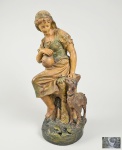 D'aprés LEON PILET (1840-1916) - Antiga e rara escultura "LA FONTAINE" em terracota pintada a mão, circa de 1900, realizada pela antiga "Cerâmica Paulista" e "Ferreira Água Branca", fundada no século XIX e ativa até meados dos anos 20/30. Base marcada com 3 selos incisos. Possui furo que originalmente sustentava placa de identificação com o título. Med. 40cm.  ------VER OUTRAS ----   https://www.proantic.com/en/510258-sculpture-leon-pilet-xxth-century.html#  ----https://antyki-urbaniak.pl/en/figury-ceramiczne/5684--reserved-a-la-fontaine-leon-pilet-france-19th-20th-century.html ----