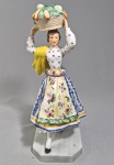 VISTA ALEGRE 'BEIRA BAIXA' - Anos 30 - Rara escultura em porcelana portuguesa pintada a mão, entre entre 1924 e 1947 representando vendedora de legumes. Assinada na base. (Peça similar em exposição no Museu Vista Alegre, ver foto extra). Med. 26 x 15 x 12 cm. As peças ditas: Beira Baixa, homenageiam os trajes tradicionais e a cultura da região da Beira Baixa, em Portugal, entre 1920 ao pós guerra. -----