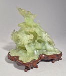 Antiga escultura chinesa em bloco de 'Xiu" Jade na cor vede celadon, delicadamente esculpido com ave Fênix e dragões. Base original em madeira. Med. 20 x 19 cm.  ------https://ealiving.au/products/jade-carving -----  https://www.3jade.com/14-1-2-natural-xiu-jade-serpentine-dragon-statue-carving-sculpture-j004095/?srsltid=AfmBOoqYmiQjaOpP3Tq_oM1Ceuka07cn8K3Z1mbA0nMDf061Z_CicWi_  --------https://www.huangsjadeiteandjewelry.com/collections/pagoda-%E5%AE%9D%E5%A1%94/products/natural-semi-icy-green-serpentine-shou-xing-gong-with-tong-zi-and-double-bat-on-fan-with-wooden-stand-display-1-465-5g-291-0-by-100-0-by-212-0mm