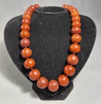 Colar em esferas de coral esponja vermelho. Fecho em metal. Med. 53 cm