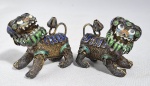 Par de pequenos e delicados cães de fó em prata chinesa filigranada decorados com esmaltes. Cabeças móveis. Med. 4 x 4 cm cada
