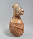 Antigo vaso cerimonial em cerâmica erótica com vestígios de policromia, no formato de animal sentado. pequeno restauro na borda. Med. 22 cm.