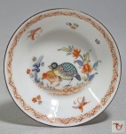 PORCELANA DE CHANTILLY - SÉC.XVIII - Entre (1735 a 1755) - Raro e delicado covilhete em porcelana francesa, ao gosto oriental, decorado com famoso padrão de codornas (Quail pattern), em esmaltes policromados e detalhes dourados; decoração clássica inspirada diretamente no estilo japonês Kakiemon e chinoiserie. Med. 8 cm --- VER OUTRAS EM MUSEUS ---- https://www.ngv.vic.gov.au/explore/collection/work/153864/ ---- https://collections.burghley.co.uk/collection/a-pair-of-bow-quail-pattern-leaf-shaped-dishes-circa-1755/   --- SAIBA MAIS --- https://en.wikipedia.org/wiki/Chantilly_porcelain