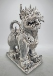 TAILANDIA / BIRMÂNIA - Período Rattanakosin - Séc.XVIII/XIX - Rara escultura de 'Singha' ou 'Chinthe' - Escultura de leão mítico protetor dos templos, feita a mão, moldada em terracota com pigmento cor cinza escuro. Ornamentado com colar floral (krachang), crista e detalhes anatômicos flamejantes tradicionais. Med. 27 x 23 x 11 cm
