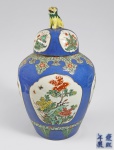 CHINA, DINASTIA QING, marca e do período KANGXI (1662-1722) - Grande potiche coberto 'Ginger Jar' em porcelana chinesa, reservas pintadas em esmaltes Familia Verde com folhes e insetos, sobre fundo em Powder blue. Bordas em ruyi. detalhes dourados. Tampa encimada por cão de Fó.Marca em 4 caracteres dentro de double ring. Med. 38cm. Em perfeito estado. ------- Ver vaso do mesmo periodo e estilo na coleção J.P MORGAN -------- https://www.bonhams.com/auction/28274/lot/902/a-powder-blue-ground-famille-verte-jar-and-cover-kangxi-2/  E OUTROS ------- https://www.sothebys.com/en/auctions/ecatalogue/2018/inspired-chinese-art-the-collection-of-gerson-and-judith-leiber-n09828/lot.428.html ------  https://www.christies.com/en/lot/lot-4428504 ------- https://pacodosduques.gov.pt/monumentos/paco-dos-duques/colecao/ceramica/pote-familia-rosa-pd0300/
