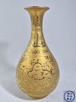 Exuberante vaso em porcelana chinesa no formato yuhuchun, recoberto por forte douração a ouro em dois tons, decorado com dragões e outros elementos em relevo. Patrtes foscas e polidas. Marca azul honorífica Xuande em double ring no fundo. Med. 27 cm.