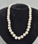 Colar de pérolas barrocas brancas com fecho de imã folheado a ouro, cravejado com cristal natural lapidação oval. Med. aberto, 43,5 cm