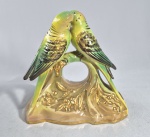 RIO BRANCO - ANOS 40/60 - Antiga escultura de casal romântico de periquitos em porcelana pintada a mão. Marca no fundo. Med. 19 x 17 x 09 cm. OBS: As marcas Barão do Rio Branco e Rio Branco, são marcas distintas, ativas no mesmo período.