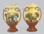 Par de antigos vasos vitorianos em faiança inglesa, alças douradas, pintados a mão com cenas arabes, tipicas do período orientalista. Marca em relevo não indetificada e numerados no fundo. Circa de 1900. Med. 37 cm.