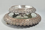 Antiga floreira redonda em metal ( cobre) cinzelado com flores, presentoir com espelho bisotado. Pés de garra e bordas recortadas. Diam: 32 cm e 22 cm. Desgastes no banho.
