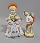 Duas antigas figuras em porcelana, sendo uma um deus Baco em porcelana alemã de Dresden. Medida maior: 14 cm. Dedinhos com restauro.