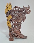 CHINA, Séc. XIX/XX - Rara escultura 'Quebra-Luz' (utilizada para colocar na frente de velas ou contra a luz) entalhada a mão em pedra dura chinesa em dois tons e rajados, delicadamente decorada com galhos e flores de Ameixa, pássaros e elaborada treliça para passagem de luz. Med. 25 x 16 cm. Peça realizada com extrema maestria nos detalhes. Em perfeito estado.