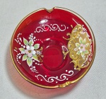 Delicado cinzeiro em vidro italiano de Murano, na cor vermelha, decorado com detalhes em dourado e flores em esmaltes brancos. Med. 9.5 x 9 cm