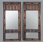 Par de elegantes espelhos em madeira, entalhados no estilo Neo Gótico, Séc.XIX/XX, decorados com aplicações de pastilhas em cerâmica azul. Med. 59 x 27 cm