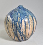 Anos 60/70 - Elegante vaso globular em cerâmica de estudio, assinada com monograma AM, decorada com esmaltes azuis sobre fundo texturizado. Fundo protegido com cortiça. Med. 23 x 20 x 20 cm