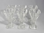 Conjunto com 6 antigas taças tipo tulipas em vidro prensado italiano, estilo Art Deco, decoradas com padrões geométricos e caneluras. Marcados na base 'Made in Italy'. Med. 15 cm.